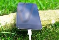 Brand android pakai fast charging sendiri. (Sumber: Pexels/Lukas Blazek)
