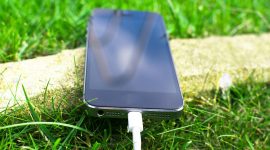 Brand android pakai fast charging sendiri. (Sumber: Pexels/Lukas Blazek)

