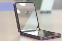 Galaxy Z Flip hadir membawa desain futuristik dalam genggaman. (Sumber: X/@SumahoReview)
