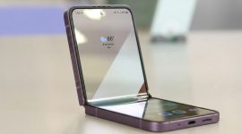 Galaxy Z Flip hadir membawa desain futuristik dalam genggaman. (Sumber: X/@SumahoReview)