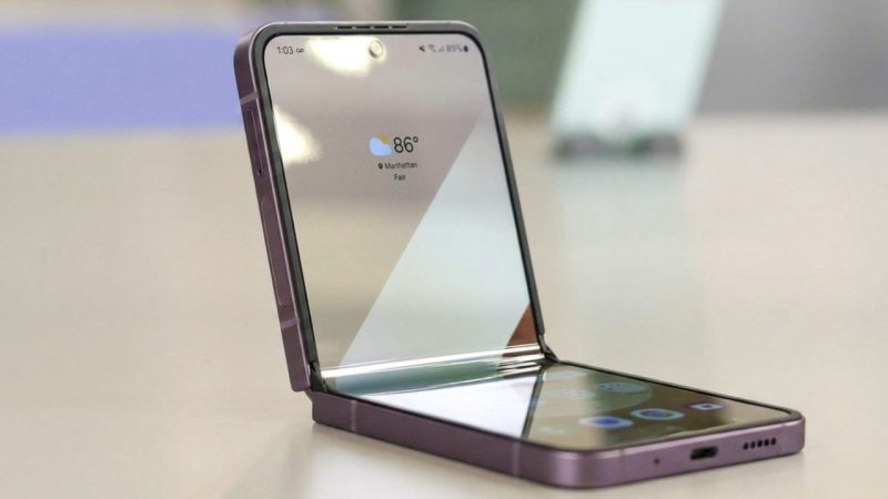 Galaxy Z Flip hadir membawa desain futuristik dalam genggaman. (Sumber: X/@SumahoReview)
