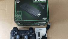 Game Stick 4K Generasi 2 menawarkan pengalaman bermain game retro dengan desain mini, dukungan emulator PSP, serta fitur multiplayer wireless untuk TV rumahan. (Sumber: Aliexpress.com)