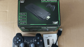 Game Stick 4K Generasi 2 menawarkan pengalaman bermain game retro dengan desain mini, dukungan emulator PSP, serta fitur multiplayer wireless untuk TV rumahan. (Sumber: Aliexpress.com)