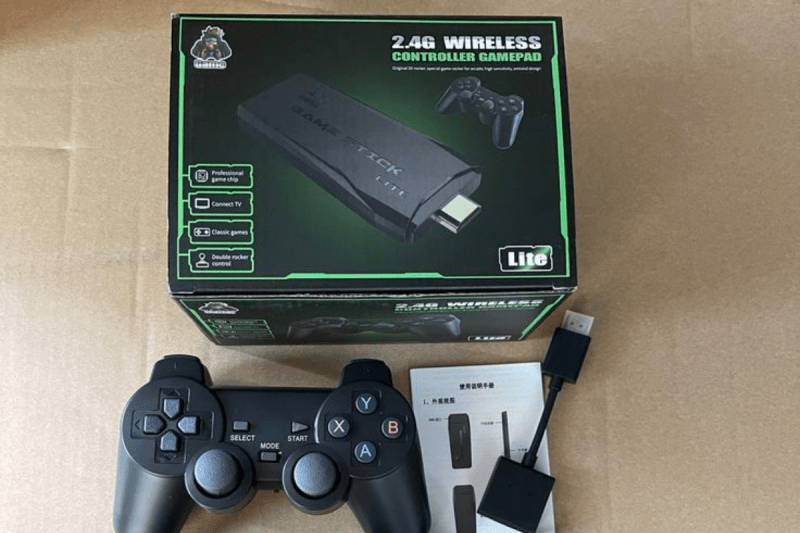 Game Stick 4K Generasi 2 menawarkan pengalaman bermain game retro dengan desain mini, dukungan emulator PSP, serta fitur multiplayer wireless untuk TV rumahan. (Sumber: Aliexpress.com)