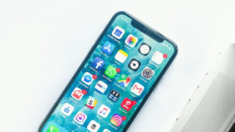 Daftar seri iPhone yang mendapatkan update iOS 26.5. (Sumber: Unplash/hckmstrrahul)