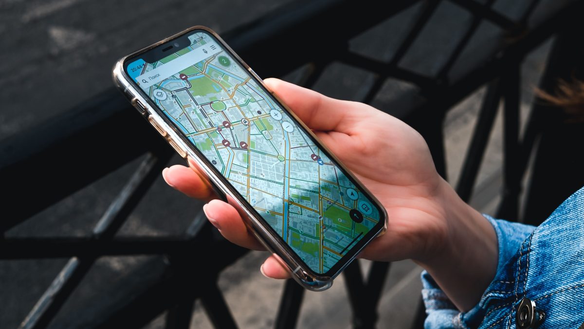 Salah satu cara melacak Hp hilang yang bisa dilakukan dengan mudah, yaitu menggunakan aplikasi Google Maps. (Sumber: Pexels/Stanislav Kondratiev) 