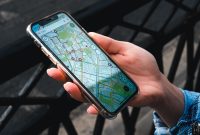 Salah satu cara melacak Hp hilang yang bisa dilakukan dengan mudah, yaitu menggunakan aplikasi Google Maps. (Sumber: Pexels/Stanislav Kondratiev) 