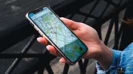 Salah satu cara melacak Hp hilang yang bisa dilakukan dengan mudah, yaitu menggunakan aplikasi Google Maps. (Sumber: Pexels/Stanislav Kondratiev) 