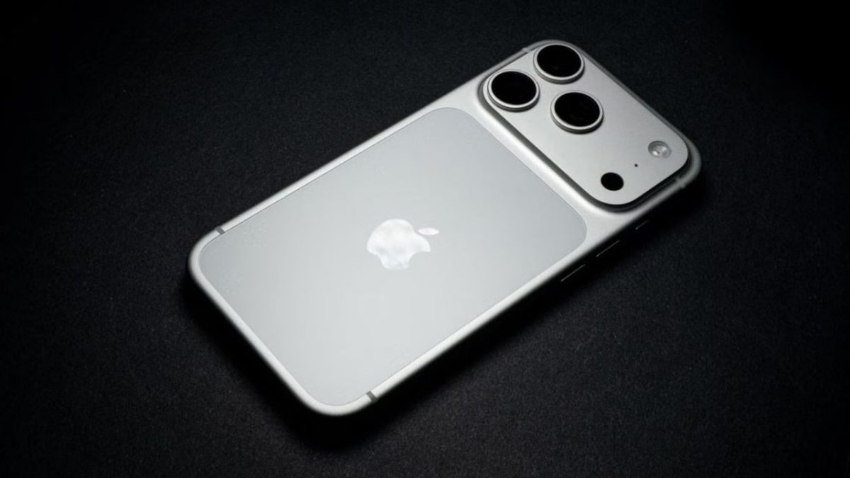 Deretan iPhone garansi resmi Apple dipajang di gerai iBox. Menjelang akhir Juni 2026, harga mayoritas model iPhone di Indonesia terpantau masih stabil. (Sumber: Pexels/jiale MA)