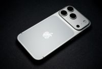 Deretan iPhone garansi resmi Apple dipajang di gerai iBox. Menjelang akhir Juni 2026, harga mayoritas model iPhone di Indonesia terpantau masih stabil. (Sumber: Pexels/jiale MA)