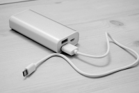 Power Bank jadi perangkat cadangan daya untuk menjaga aktivitas tetap berjalan ketika listrik padam. (Sumber: Wikimedia Commons)