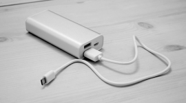 Power Bank jadi perangkat cadangan daya untuk menjaga aktivitas tetap berjalan ketika listrik padam. (Sumber: Wikimedia Commons)