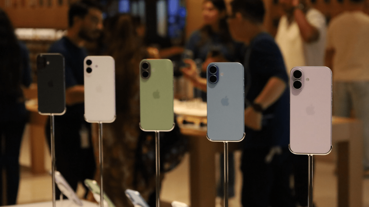 Ilustrasi berbagai jenis iPhone yang beredar di Indonesia. Calon pembeli perlu memahami perbedaan iPhone iBox, iPhone Inter, Bea Cukai, dan Kemenperin sebelum memutuskan membeli perangkat. (Sumber: Wikimedia Commons)