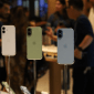 Ilustrasi berbagai jenis iPhone yang beredar di Indonesia. Calon pembeli perlu memahami perbedaan iPhone iBox, iPhone Inter, Bea Cukai, dan Kemenperin sebelum memutuskan membeli perangkat. (Sumber: Wikimedia Commons)
