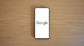 Google dikabarkan mengurangi akses Meta terhadap AI Gemini seiring meningkatnya tekanan terhadap kapasitas komputasi global. (Sumber: Pexels/BM Amaro)