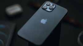 Ilustrasi. iPhone yang mengalami peningkatan suhu saat digunakan untuk aktivitas berat. Overheating dapat dipicu oleh aplikasi intensif, pengisian daya, suhu lingkungan tinggi, hingga kondisi baterai yang mulai menurun. (Sumber: Pexels/Soulful Pizza)