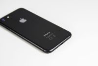 Ilustrasi. Harga iPhone bypass memang menggiurkan, tetapi pengguna harus siap menghadapi berbagai konsekuensi, mulai dari fitur yang terbatas hingga ancaman keamanan data pribadi. (Sumber: Pexels/Tuur Tisseghem)