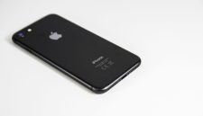 Ilustrasi. Harga iPhone bypass memang menggiurkan, tetapi pengguna harus siap menghadapi berbagai konsekuensi, mulai dari fitur yang terbatas hingga ancaman keamanan data pribadi. (Sumber: Pexels/Tuur Tisseghem)