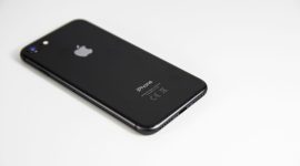 Ilustrasi. Harga iPhone bypass memang menggiurkan, tetapi pengguna harus siap menghadapi berbagai konsekuensi, mulai dari fitur yang terbatas hingga ancaman keamanan data pribadi. (Sumber: Pexels/Tuur Tisseghem)