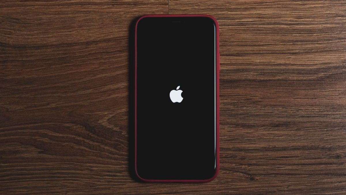 iPhone dapat mengalami peningkatan suhu saat menjalankan aplikasi berat, digunakan sambil mengisi daya, atau berada di lingkungan bersuhu tinggi. (Sumber: Pexels/Mateusz Taciak)