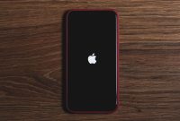 iPhone dapat mengalami peningkatan suhu saat menjalankan aplikasi berat, digunakan sambil mengisi daya, atau berada di lingkungan bersuhu tinggi. (Sumber: Pexels/Mateusz Taciak)