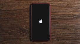 iPhone dapat mengalami peningkatan suhu saat menjalankan aplikasi berat, digunakan sambil mengisi daya, atau berada di lingkungan bersuhu tinggi. (Sumber: Pexels/Mateusz Taciak)