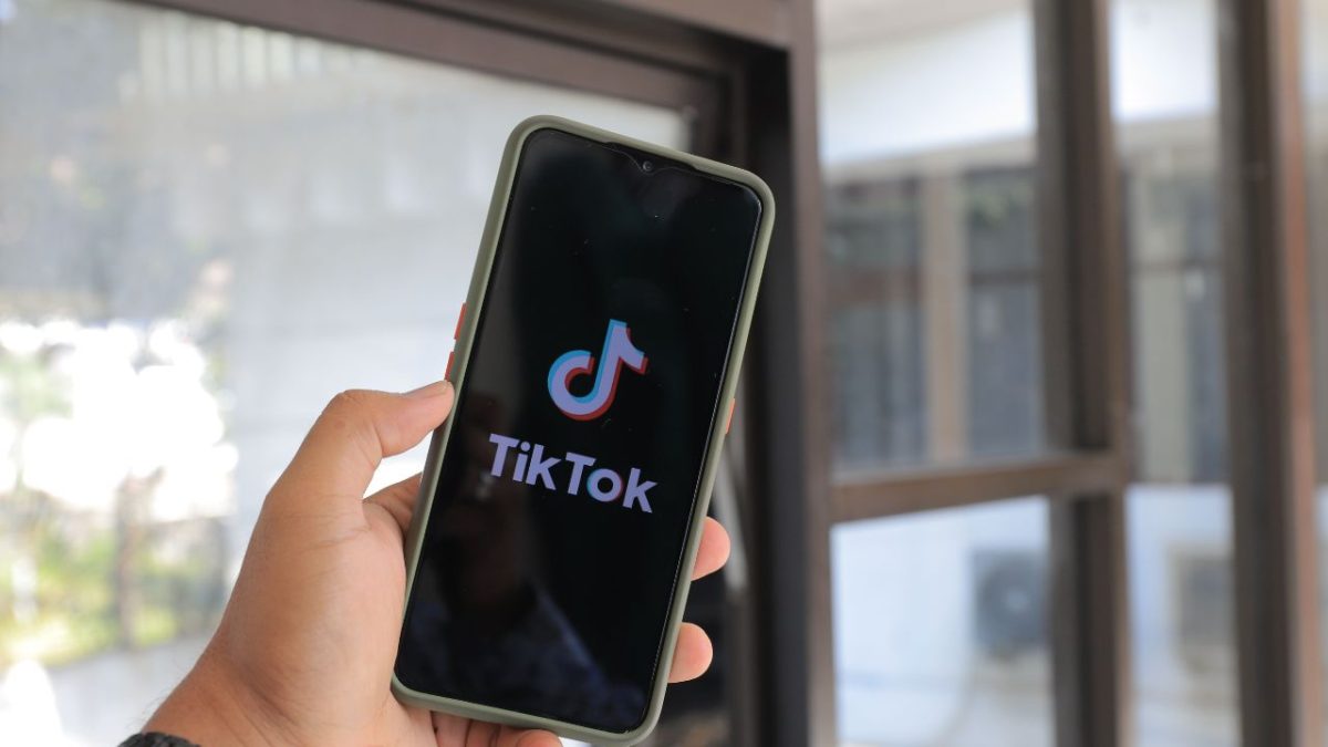 Ilustrasi aplikasi TikTok di layar ponsel. Berdasarkan survei APJII 2026, TikTok menjadi media sosial yang paling sering diakses masyarakat Indonesia, mengungguli Facebook dan Instagram di hampir seluruh kelompok usia. (Pexels/greenwish_)