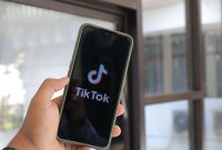 Ilustrasi aplikasi TikTok di layar ponsel. Berdasarkan survei APJII 2026, TikTok menjadi media sosial yang paling sering diakses masyarakat Indonesia, mengungguli Facebook dan Instagram di hampir seluruh kelompok usia. (Pexels/greenwish_)