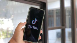 Ilustrasi aplikasi TikTok di layar ponsel. Berdasarkan survei APJII 2026, TikTok menjadi media sosial yang paling sering diakses masyarakat Indonesia, mengungguli Facebook dan Instagram di hampir seluruh kelompok usia. (Pexels/greenwish_)
