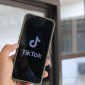 Ilustrasi aplikasi TikTok di layar ponsel. Berdasarkan survei APJII 2026, TikTok menjadi media sosial yang paling sering diakses masyarakat Indonesia, mengungguli Facebook dan Instagram di hampir seluruh kelompok usia. (Pexels/greenwish_)