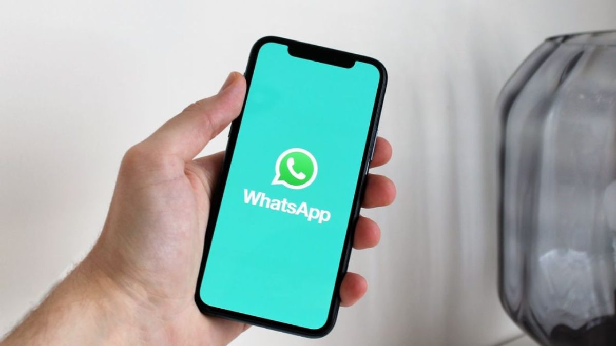WhatsApp tengah mengembangkan fitur View-Once Text Messages di iPhone yang memungkinkan pesan teks hanya dibaca satu kali sebelum otomatis menghilang demi meningkatkan privasi pengguna. (Sumber: Pexels/Anton)