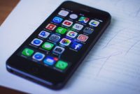 Pengguna iPhone dapat mencoba beberapa langkah sederhana seperti restart perangkat atau reset jaringan untuk mengatasi gangguan koneksi WiFi. (Sumber: Pexels/freestocks.org)