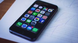 Pengguna iPhone dapat mencoba beberapa langkah sederhana seperti restart perangkat atau reset jaringan untuk mengatasi gangguan koneksi WiFi. (Sumber: Pexels/freestocks.org)