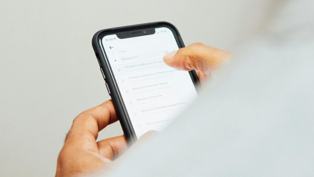 Berikut cara cek nilai tukar dolar ke rupiah menggunakan iPhone. (Sumber: Unsplash/charlesdeluvio)