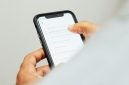 Berikut cara cek nilai tukar dolar ke rupiah menggunakan iPhone. (Sumber: Unsplash/charlesdeluvio)