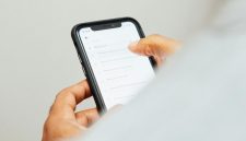 Berikut cara cek nilai tukar dolar ke rupiah menggunakan iPhone. (Sumber: Unsplash/charlesdeluvio)