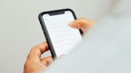 Berikut cara cek nilai tukar dolar ke rupiah menggunakan iPhone. (Sumber: Unsplash/charlesdeluvio)
