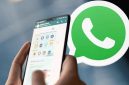 Ilustrasi pengguna membuat stiker WhatsApp dari foto pribadi menggunakan aplikasi Sticker Maker di smartphone Android. Prosesnya mudah dan dapat dilakukan tanpa keahlian desain khusus. (Sumber: Freepik)