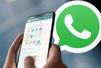 Ilustrasi pengguna membuat stiker WhatsApp dari foto pribadi menggunakan aplikasi Sticker Maker di smartphone Android. Prosesnya mudah dan dapat dilakukan tanpa keahlian desain khusus. (Sumber: Freepik)