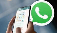 Ilustrasi pengguna membuat stiker WhatsApp dari foto pribadi menggunakan aplikasi Sticker Maker di smartphone Android. Prosesnya mudah dan dapat dilakukan tanpa keahlian desain khusus. (Sumber: Freepik)
