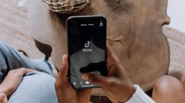 Ilustrasi aplikasi TikTok di layar ponsel yang digunakan untuk membuat konten promosi melalui program TikTok Affiliate dengan bantuan teknologi AI video generator. (Sumber: Pexels/cottonbro studio)