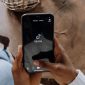 Ilustrasi aplikasi TikTok di layar ponsel yang digunakan untuk membuat konten promosi melalui program TikTok Affiliate dengan bantuan teknologi AI video generator. (Sumber: Pexels/cottonbro studio)
