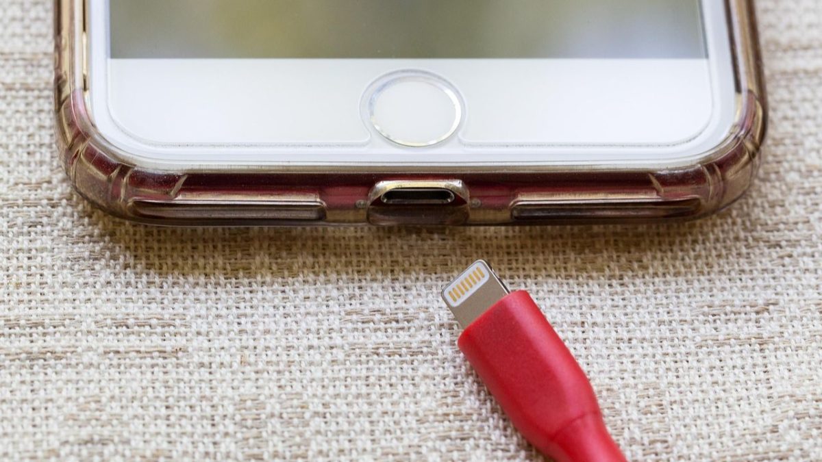 iPhone dapat mati mendadak meski baterai belum habis akibat penurunan kesehatan baterai atau kesalahan pembacaan persentase daya. (Sumber: Pixabay/mhoppsy)