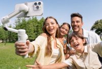Insta360 Flow 2 Pro hadir dengan stabilisasi 3-axis dan teknologi AI Deep Track 4.0 yang mampu mengikuti pergerakan subjek secara presisi. (Sumber: Insta360.com)