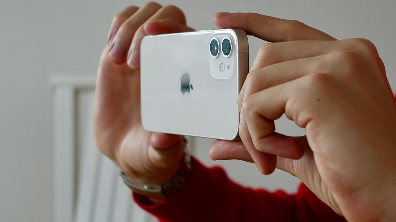 Ilustrasi iPhone 13.