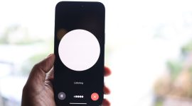 Ilustrasi asisten virtual berbasis AI seperti Siri dan Google Assistant yang memanfaatkan teknologi Artificial Narrow Intelligence (ANI) untuk memahami perintah suara, menjawab pertanyaan, serta membantu berbagai aktivitas pengguna di perangkat pintar. (Sumber: Pexels/Solen Feyissa)