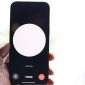 Ilustrasi asisten virtual berbasis AI seperti Siri dan Google Assistant yang memanfaatkan teknologi Artificial Narrow Intelligence (ANI) untuk memahami perintah suara, menjawab pertanyaan, serta membantu berbagai aktivitas pengguna di perangkat pintar. (Sumber: Pexels/Solen Feyissa)