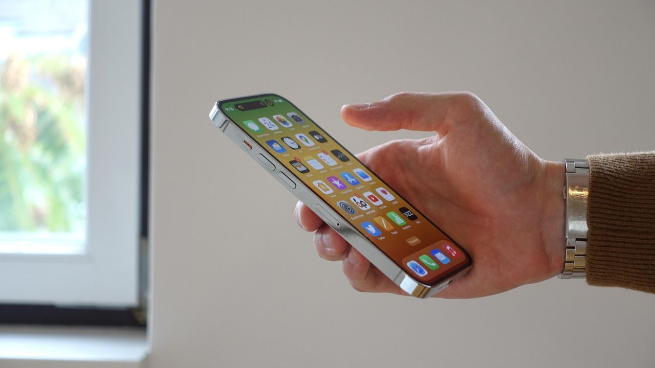 Ilustrasi pengguna iPhone.