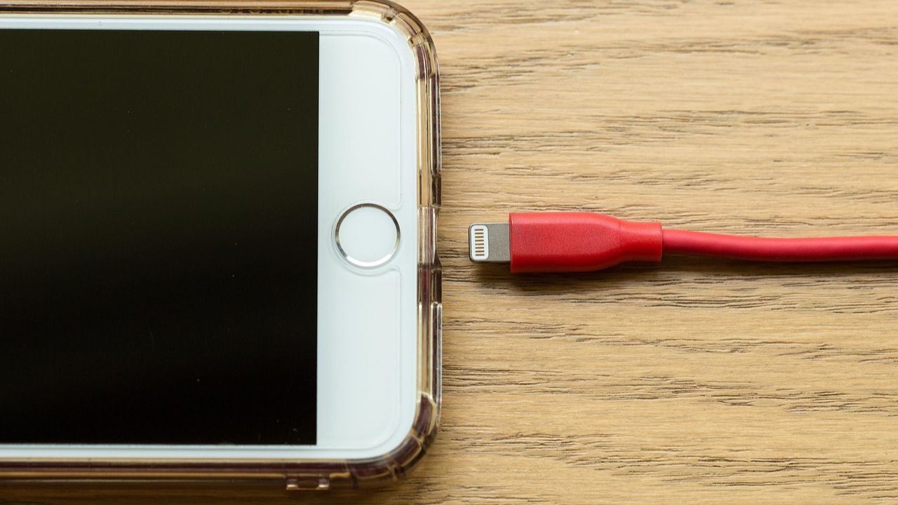 Ilustrasi iPhone Mati.