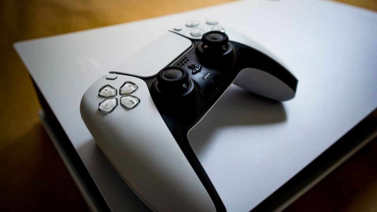 Ilustrasi konsol PlayStation. Sony disebut tengah menyiapkan transisi menuju distribusi game PlayStation full digital mulai 2028 seiring meningkatnya minat pemain terhadap pembelian game secara online. (Sumber: Pexels/Pascal)